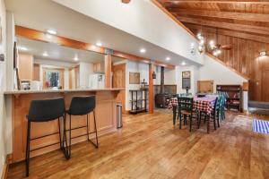 Una cocina y un comedor con mesa y sillas. en WSH1030 - Camp Westwater home, en Tahoma
