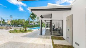 Bazén v ubytování Upstay - Brand New Condo w Pool - Near the Beach nebo v jeho okolí