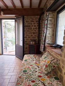 Un dormitorio con una cama y una pared de ladrillo. en Rustico La Tinaia, en Montigiano
