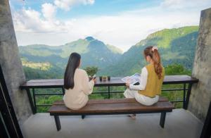 Vista generica sulle montagne o vista sulle montagne dall'interno della stanza in casa privata