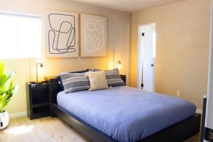 1 dormitorio con 1 cama con sábanas azules y pinturas en la pared en 4-Bedroom Retreat with Pool, en Farmington 74 fotos más