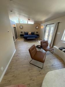 Una sala de estar con un sofá azul y sillas. en 4-Bedroom Retreat with Pool, en Farmington