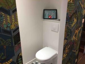 アヴランシュにあるJolie Maison avec piscine, proche Mt St Michelのバスルーム(トイレ付)が備わります。壁に絵が描かれています。 +25枚の写真