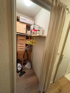 オルシエールにあるAppartement avec balcon 6 couchagesのデスク付きの部屋への開放ドア