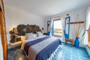 a bedroom with a large bed and a window at Villa Exclusiva en El Hierro con Piscina Privada in Las Puntas +10 photos