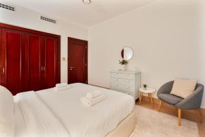 Rúm í herbergi á Downtown 2BR with Iconic Burj Khalifa Views
