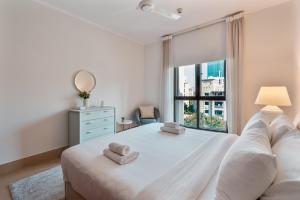 Rúm í herbergi á Downtown 2BR with Iconic Burj Khalifa Views