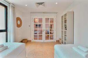 Rúm í herbergi á Downtown 2BR with Iconic Burj Khalifa Views