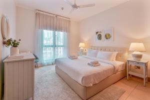 Rúm í herbergi á Downtown 2BR with Iconic Burj Khalifa Views