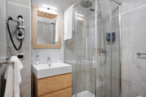 Un baño con lavabo y ducha en Agritur Montibeller Fravort, en Marter di Roncegno 43 fotos más