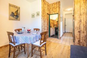 a dining room with a table and chairs and a kitchen at Le Grand Som - Proche Station de ski in Saint-Pierre-de-Chartreuse