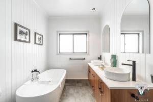 Un baño blanco con dos lavabos y una bañera. en Casa Del Vogue | Luxury | Lithgow Blue Mountain, en Lithgow 33 fotos más