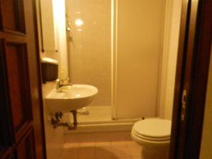 ローマにあるVertex Suiteのバスルーム(シャワー、トイレ、シンク付)