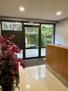 - un hall avec un vase de fleurs au sol dans l'établissement 7th Sense boutique apartments, à Sofia