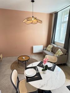 ein Wohnzimmer mit Tisch und Stühlen in der Unterkunft Luxueux logement proche gare et centre ville in Tourcoing + 8 Fotos