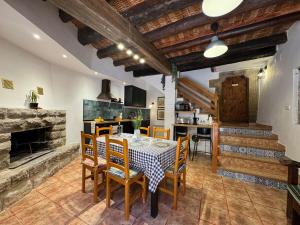 a kitchen and dining room with a table and chairs at Casa rural Casa Vidosa in Murillo de Gállego