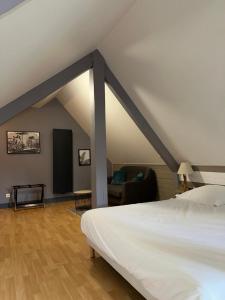 Ένα ή περισσότερα κρεβάτια σε δωμάτιο στο Logis Hôtel Volcan Sancy