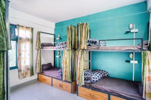 Postel nebo postele na pokoji v ubytování Kasol Hostel