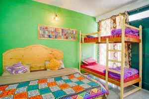 Kasol Hostel客房内的一张或多张床位