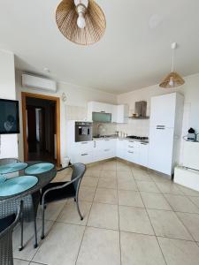 a kitchen and dining room with a table and chairs at HomeAway Pescara Airport in San Giovanni Teatino