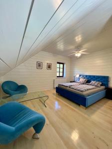 a bedroom with a bed and a chair in a room at Dworek Żabickie in Żabickie