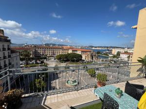 Nespecifikovaný výhled na destinaci Toulon nebo výhled na město při pohledu z apartmánu + 8 fotografií