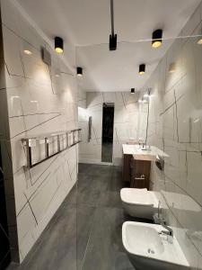 a bathroom with two sinks and two toilets at Dworek Żabickie in Żabickie +31 photos