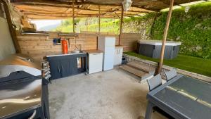 widok z zewnątrz kampera z kuchnią i wanną w obiekcie Relais Amalfi Coast w mieście Conca dei Marini