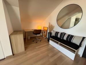 モンテリにあるCharming townhouse Downtownのベッド、鏡、デスクが備わる客室です。