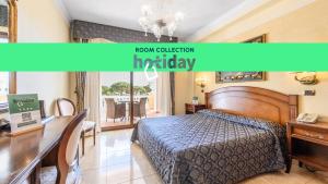 奥尔比亚Hotiday Olbia Porto的一间卧室，配有一张床、一张桌子和一张书桌