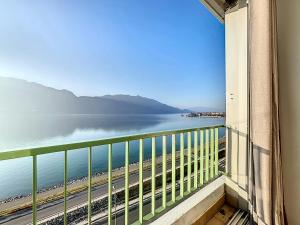 balcone con vista sull'acqua. di L'Écrin du lac a Tresserves