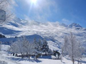 a snow covered mountain with the sun in the sky at Studio cosy pour 4 à Peyragudes proche des commerces - FR-1-695-39 in Germ