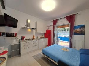 una cucina con letto blu in una camera di Chez Lucy by Casa in mente a Cefalù