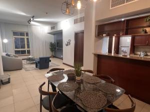 Un comedor con mesa y sillas y una cocina. en 217 KING ABDULLAH ECONOMIC CiTY Family and business, en King Abdullah Economic City