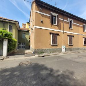 an empty street in front of a building at La Casetta del 26 B&B in Corsico