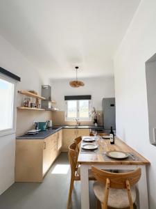 Η κουζίνα ή μικρή κουζίνα στο Maira's house