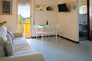 Μια τηλεόραση ή/και κέντρο ψυχαγωγίας στο Limmy Home with sea view