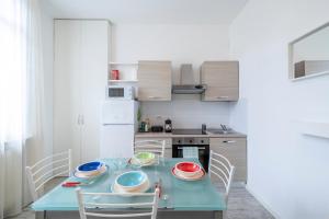 Una cocina o zona de cocina en Duomo 15' - Suite 5' from Station with Wifi and A-C