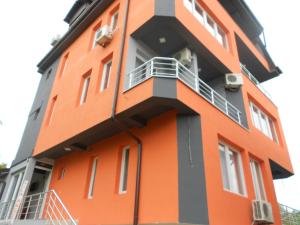 ein orangefarbenes Gebäude mit Balkon an der Seite in der Unterkunft Villa Angel Apartments - OHRID- in Ohrid