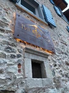 un cartel en el costado de un edificio en Twinssuites - Adults only, en Tremosine Sul Garda 36 fotos más