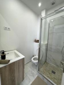 ニースにあるStudio proche mer, avec terrasse et parkingのシャワー、洗面台、トイレ付きのバスルーム +6枚の写真