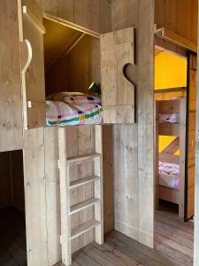 Μία ή περισσότερες κουκέτες σε δωμάτιο στο Camping Hofstede Zonnevliet - Safaritent