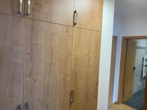 een grote houten kast in een kamer met een spiegel bij Skalka Exclusive Resort in Železná Ruda +11 foto's