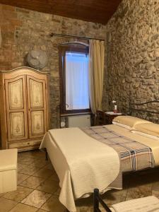 a bedroom with two beds and a window at Foresteria Rustico da Bena snc in Polpenazze del Garda