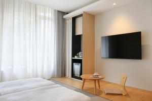 TV a/nebo společenská místnost v ubytování Dandy Hotel-Daan Park Branch