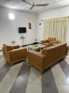 Télévision ou salle de divertissement dans l'établissement Maison moderne à Calavi - paisible et confortable