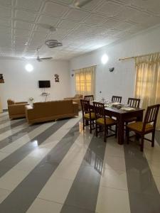 Télévision ou salle de divertissement dans l'établissement Maison moderne à Calavi - paisible et confortable
