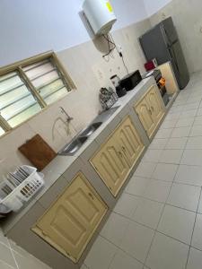 Cuisine ou kitchenette dans l'établissement Maison moderne à Calavi - paisible et confortable