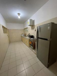 Cuisine ou kitchenette dans l'établissement Maison moderne à Calavi - paisible et confortable
