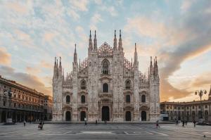 un gran edificio de catedral con un cielo nublado en Duomo 15' - Suite 5' from Station with Wifi and A-C, en Milán